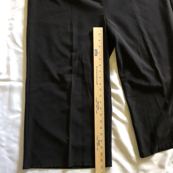 *2 for $10.00 /  Ladies’ black cropped pants - Picture 4 of 5